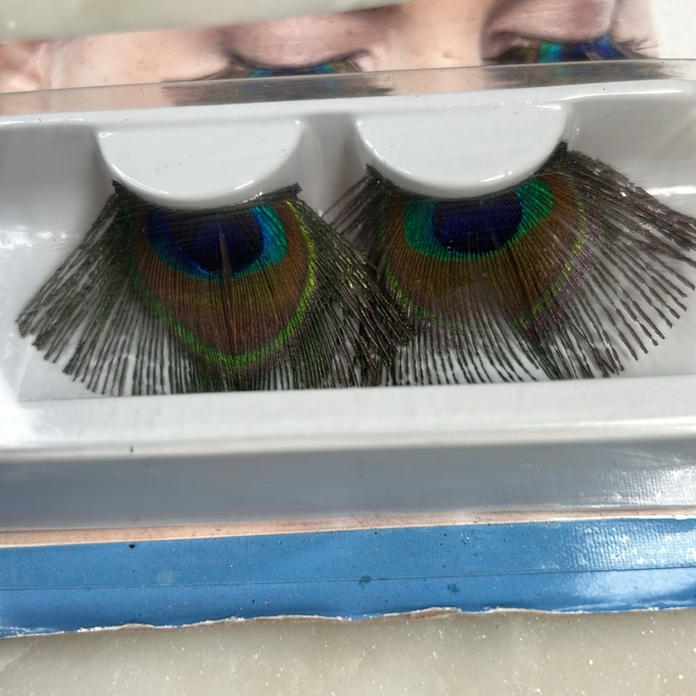 Women’s NWT peacock feather eyelashes OS